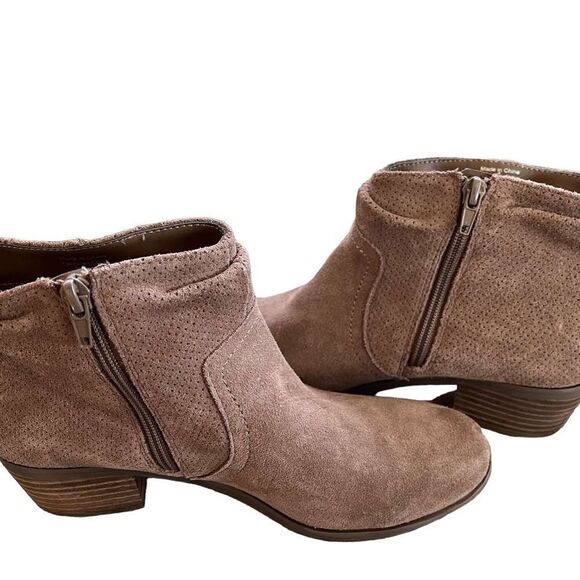 Market & Spruce new never worn brown suede booties, rubber soles,stacked heels 8 - Picture 4 of 9